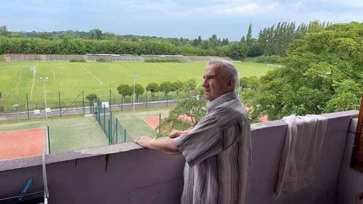 Pan Aleksander z balkonu widzi stadion ukochanego klubu