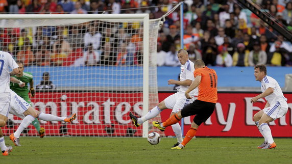 Arjen Robben strzela bramkę w meczu ze Słowacją