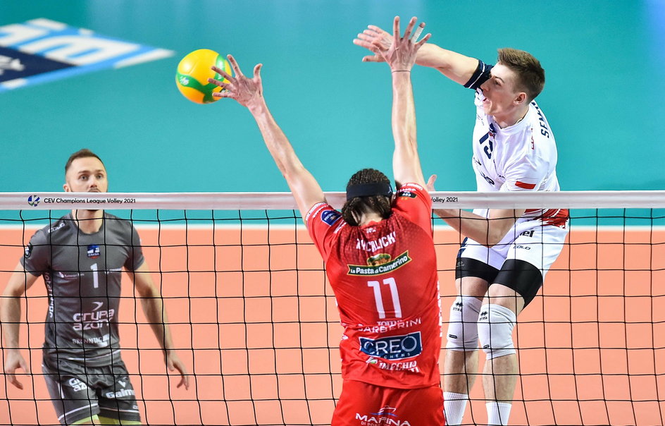 W ćwierćfinale Grupa Azoty ZAKSA Kędzierzyn-Koźle (atakujący Kamil Semeniuk) wyeliminowała Cucine Lube Civitanovę. Czy w półfinale pomści PGE Skrę Bełchatów, która przegrała z Zenitem Kazań w 1/4 finału?