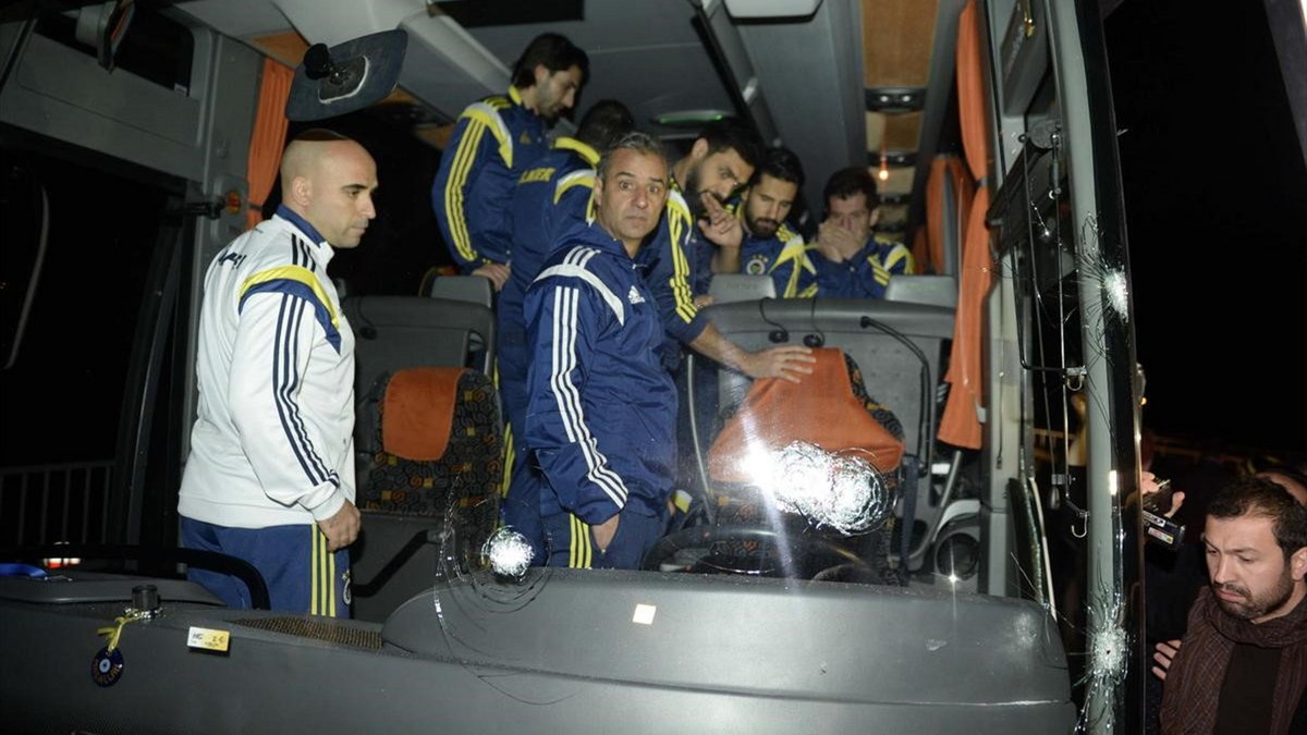 Autobus Fenerbahce Stambuł ostrzelany