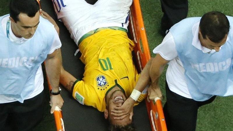 Neymar znoszony z murawy