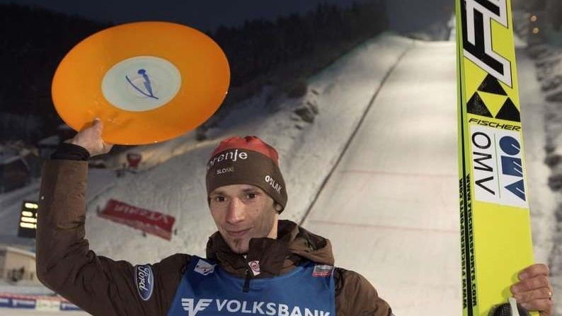 Robert Kranjec cieszy się po wygranym PŚ w Vikersund 