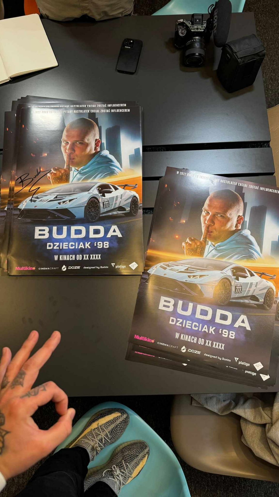 Plakaty zapowiadające film Buddy