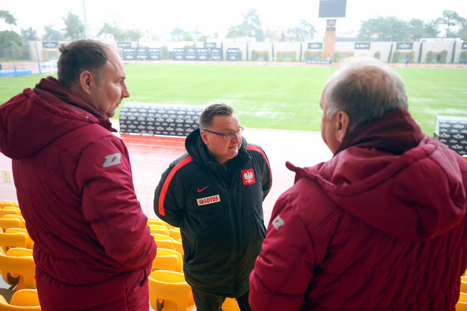 Selekcjoner U-21 Czesław Michniewicz (w środku) przyjechał do Turcji podglądać postępy młodzieżowców.