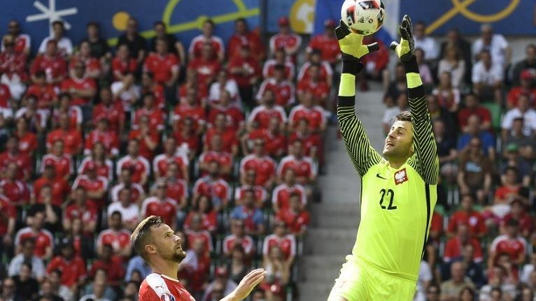 Lukasz Fabianski (R) saves a free-kick from Switzerland's defender Ricardo Rodriguez