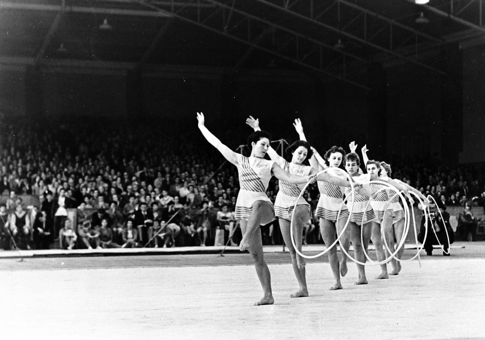 Reprezentacja polskich gimnastyczek na igrzyska w Melbourne. Od dołu: Lidia Szczerbińska, Dorota Horzonek-Jokiel, Natalia Kot, Danuta Nowak-Stachow, Barbara Ślizowska, Helena Rakoczy