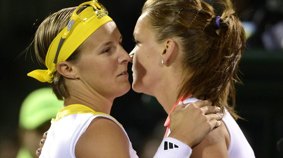 Kirsten Flipkens (L) i Agnieszka Radwańska