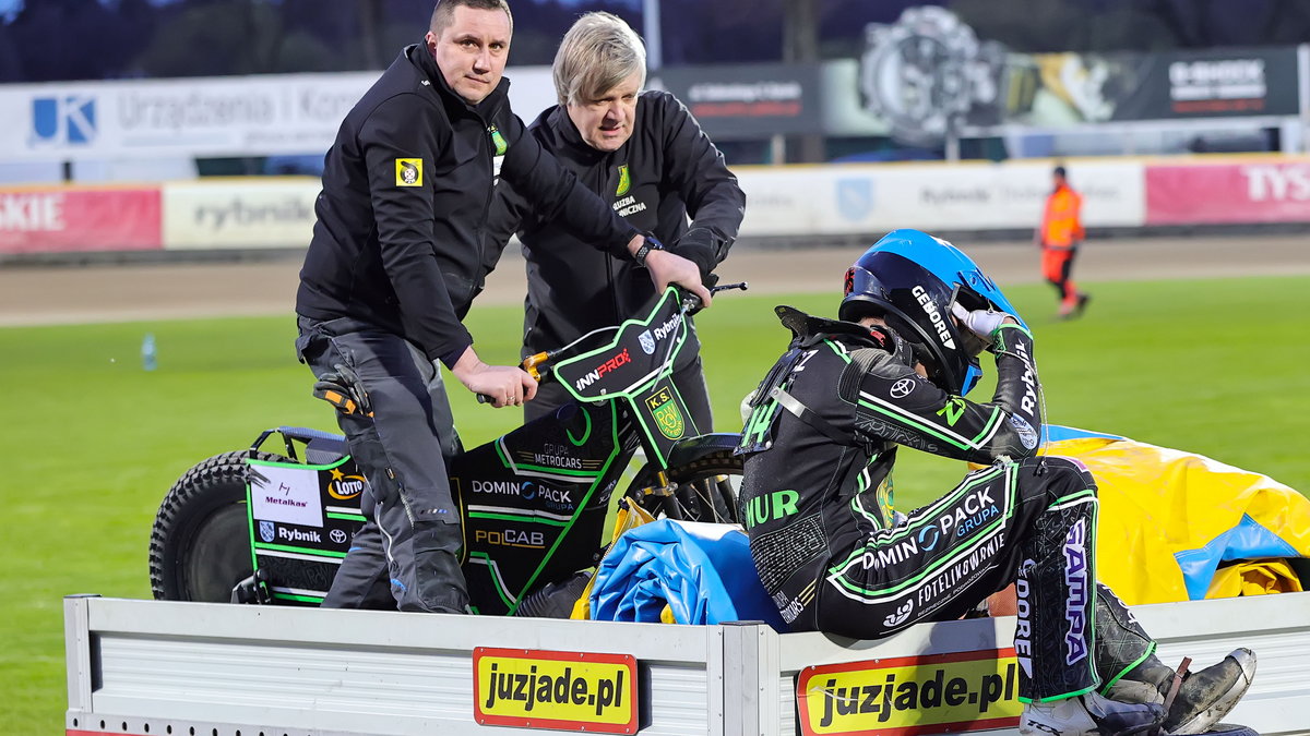 Kacper Tkocz (ROW Rybnik) po upadku w sparingu z Włókniarzem Częstochowa