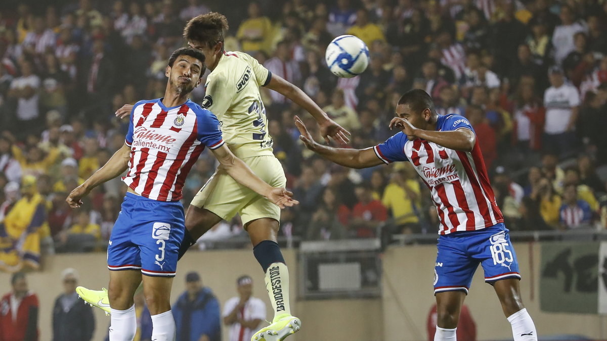 Oswaldo Alanis i Gilbergo Sepulveda (Chivas Guadalajara) i Haret Ortega (America Meksyk)