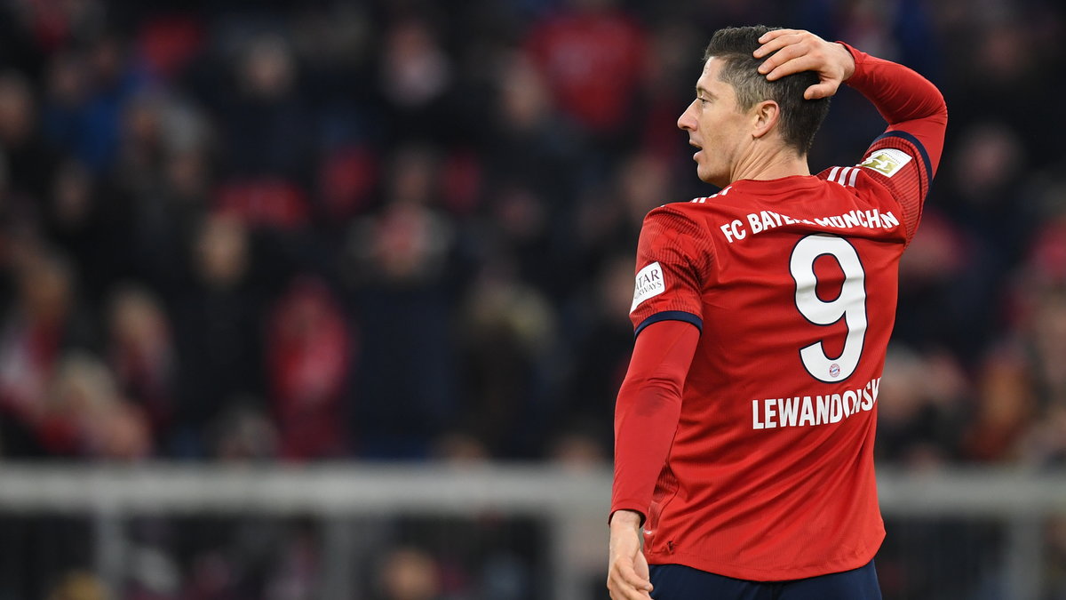 Robert Lewandowski łapie się za głowę