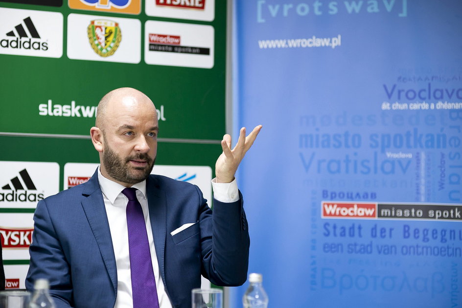 Jacek Sutryk jest prezydentem Wrocławia i jako przedstawiciel właściciela Śląska, uważnie śledzi jego losy.