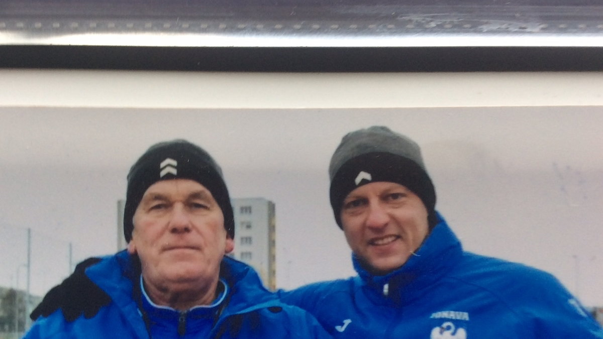 Były trener Widzewa Petro Kuszłyk (z lewej) z byłym piłkarzem tego klubu, a obecnie też szkoleniowcem Robertasem Poskusem