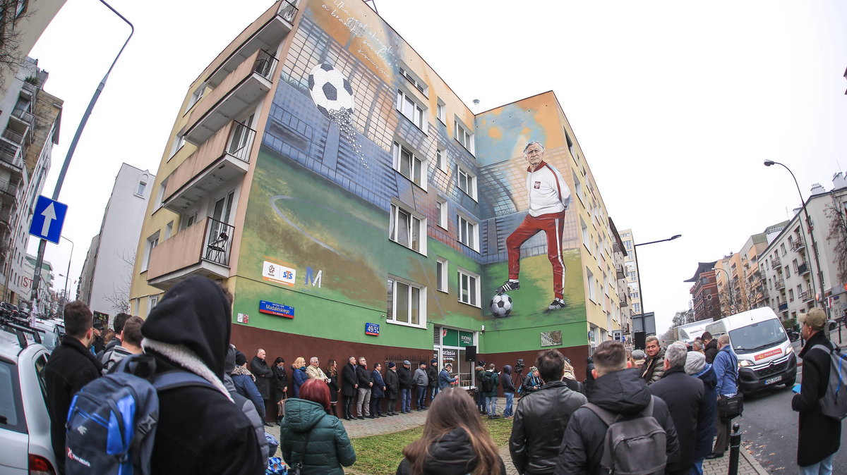 Efektowny mural ozdobił ścianę bloku, w którym przez lata mieszkał Kazimierz Górski