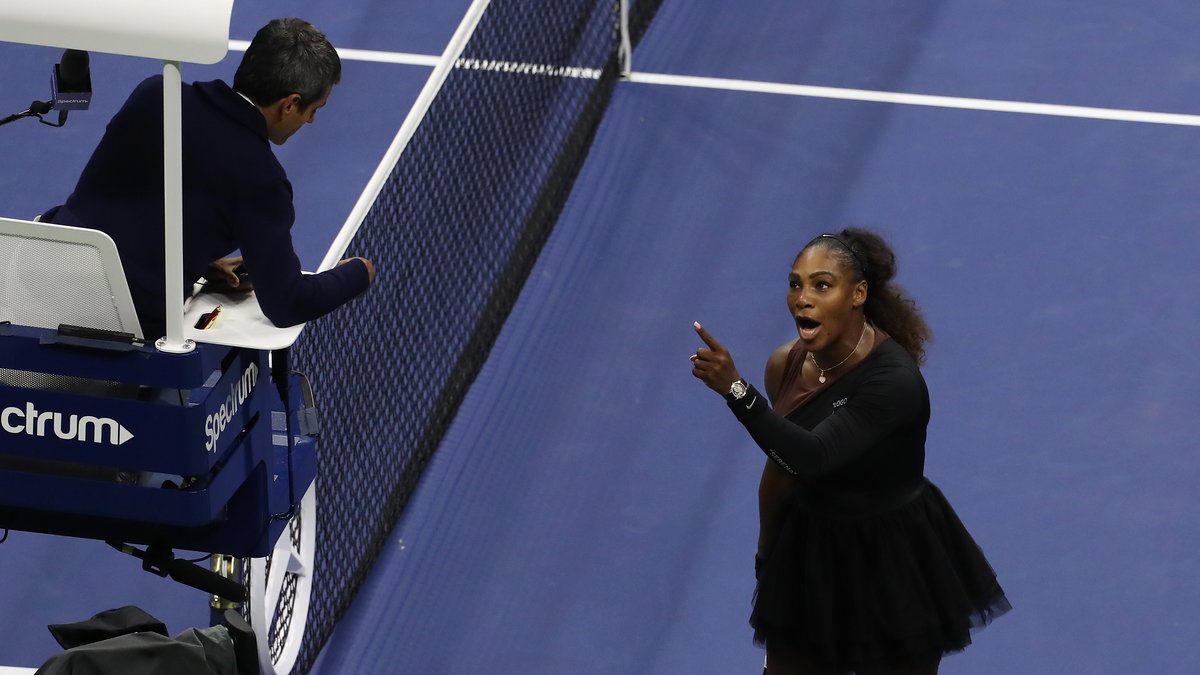 Serena Williams w trakcie dyskusji z sędzią Carlosem Ramosem w finale US Open