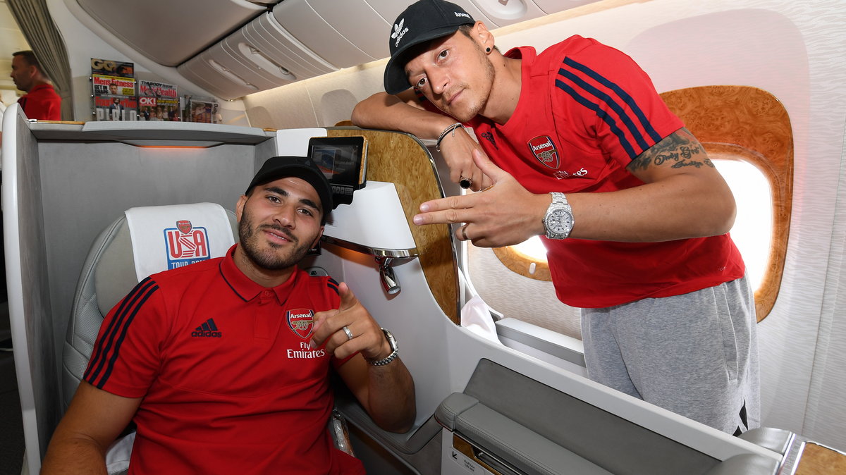 Sead Kolasinac (L) i Mesut Oezil