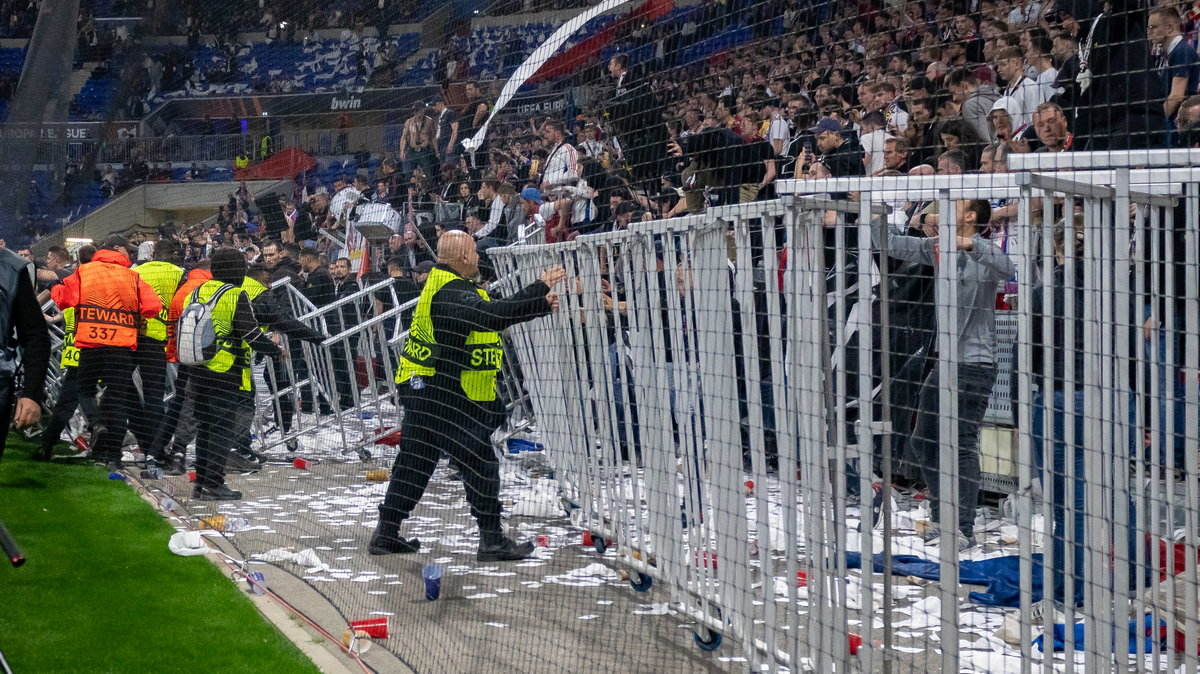 Wściekli kibice próbujący wedrzeć się na murawę po meczu Olympique Lyon-West Ham United, 14 kwietnia 2022 r.