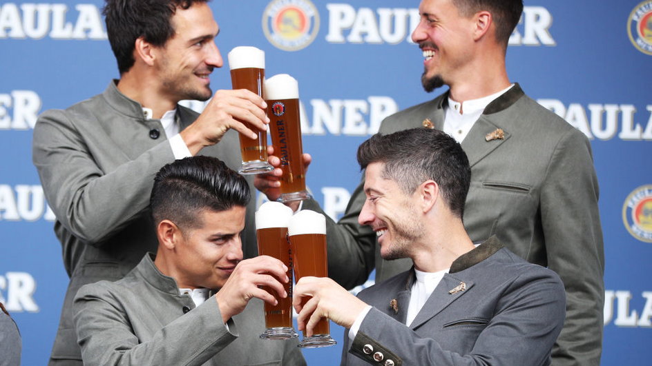 W dolnym rzędzie: James Rodriguez i Robert Lewandowski. W górnym rzędzie: Mats Hummels i Sandro Wagner