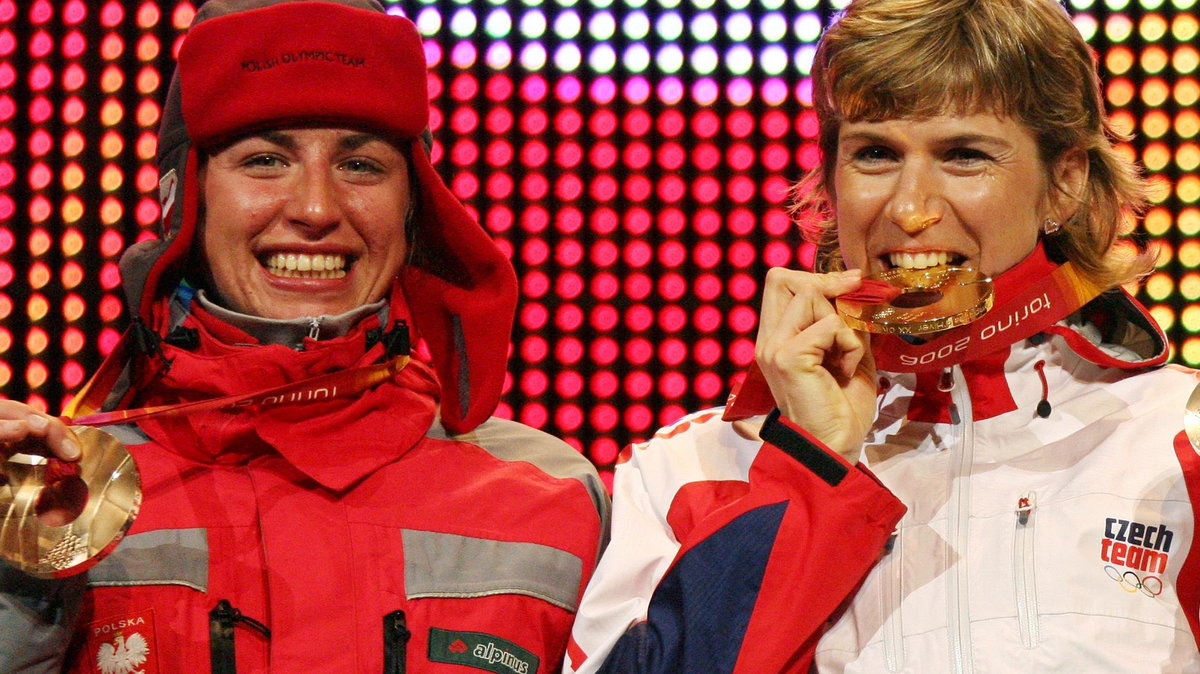Justyna Kowalczyk i Katerina Neumannova na podium IO w Turynie