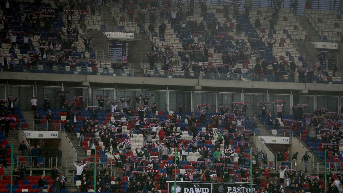 Kibice na stadionie Górnika. Niektórzy trzymają dystans, inni niekoniecznie