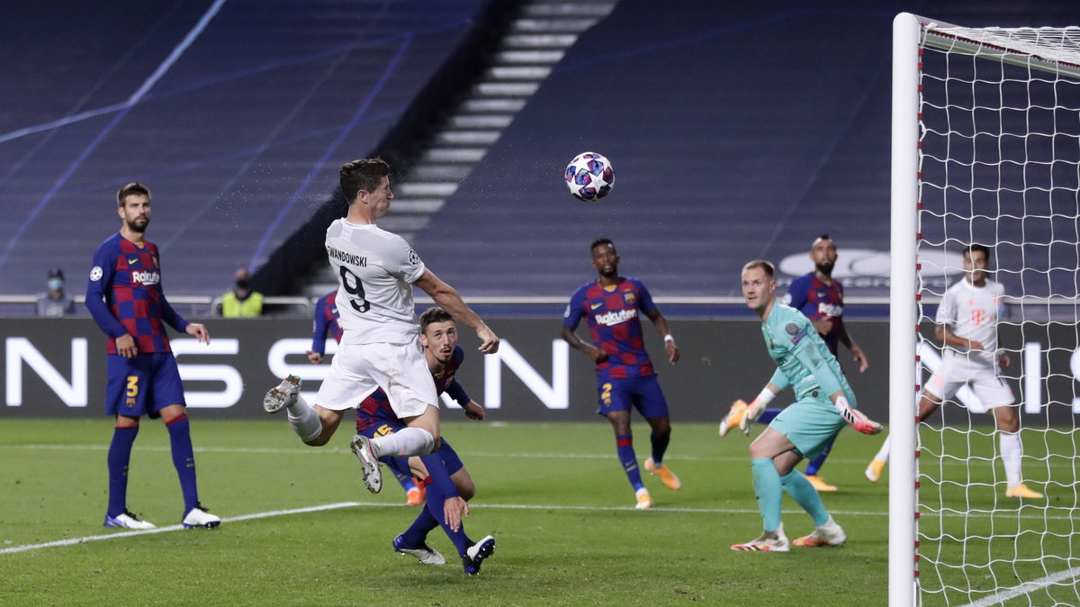 Robert Lewandowski w meczu z FC Barcelona, tuż przed zdobyciem gola