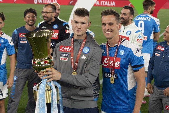 Hubert Idasiak (2002 r., SSC Napoli, na zdjęciu z Arkadiuszem Milikiem po finale Pucharu Włoch 2020)