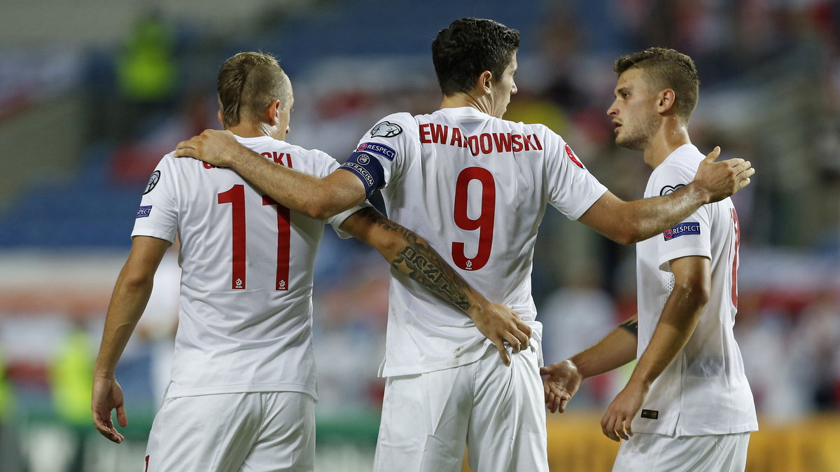 Kamil Grosicki (L), Robert Lewandowski i Mateusz Klich