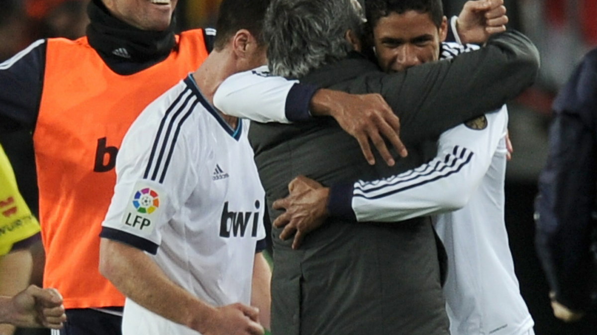 Raphael Varane w objęciach Jose Mourinho