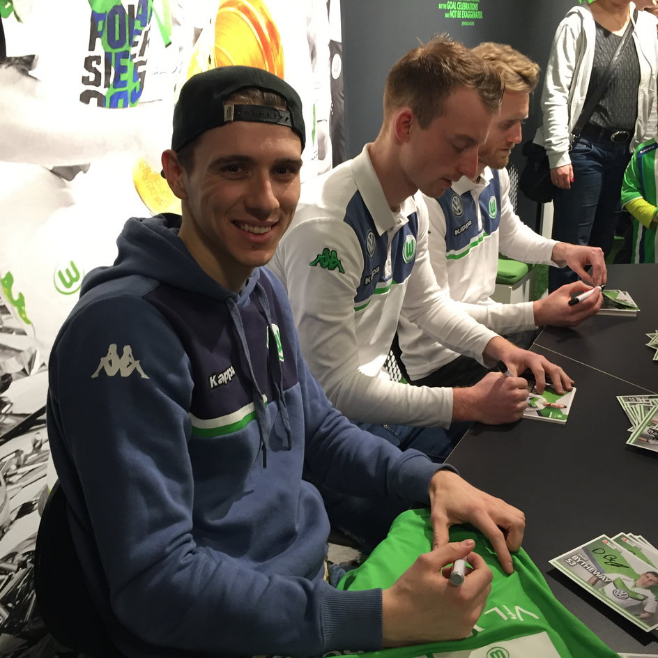 Zawodnik VfL Wolfsburg, 22-letni David Bytheway rozdaje fanom autografy. Na dalszym planie jego koledzy z drużyny - Benedikt Saltzer i... Andre Schurrle, piłkarz, mistrz świata