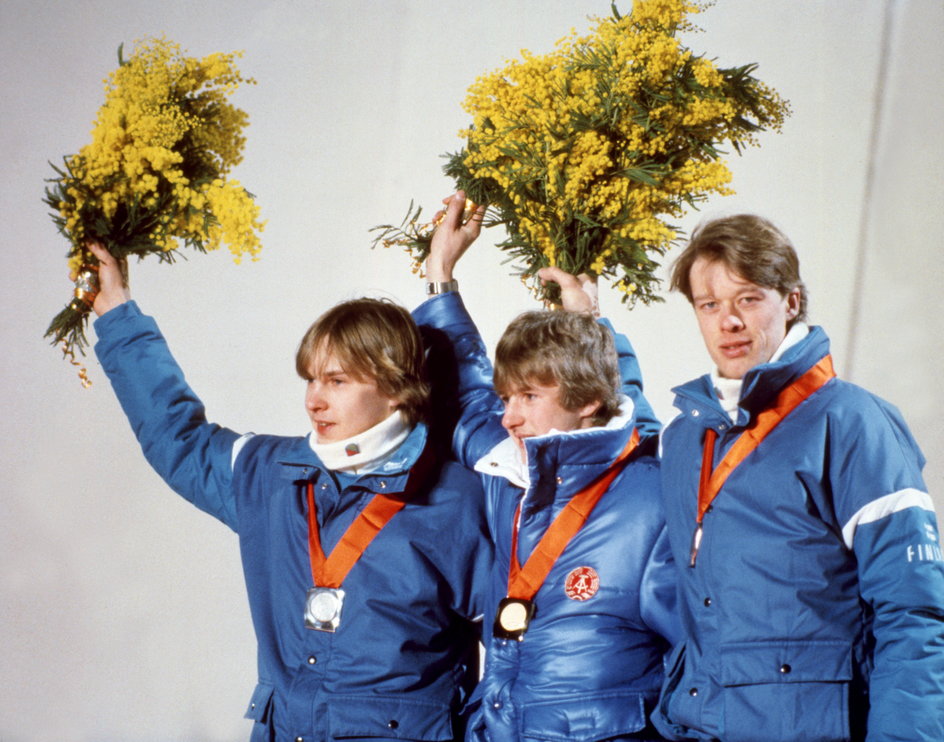 Dekoracja medalowa po konkursie na skoczni normalnej w Sarajewie, podczas którego Weissflog został mistrzem olimpijskim. Na podium stanęli również Matti Nykanen i Jari Puikkonen.