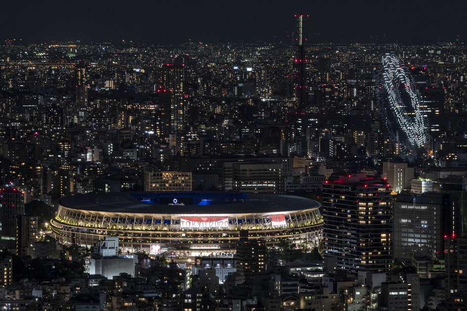 Stadion Olimpijski na tle miejskiej aglomeracji w Tokio