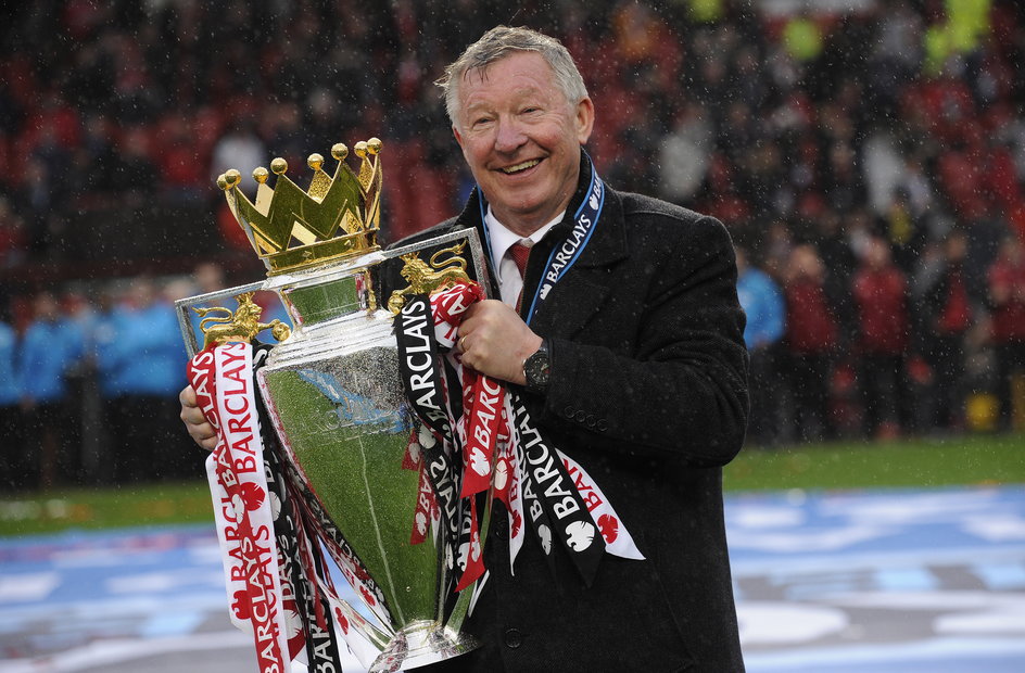 Sir Alex Ferguson z trofeum za wygranie mistrzostwa Anglii w ostatnim sezonie pracy dla Manchesteru United (12 maja 2013 r.)