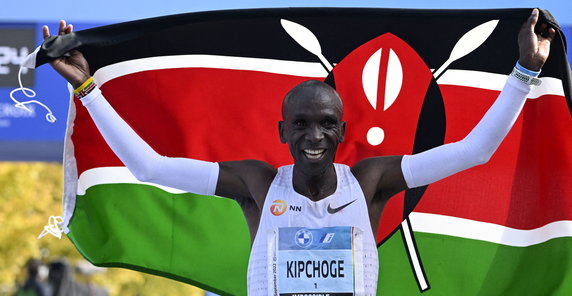 Eliud Kipchoge z flagą Kenii po triumfie w Berlinie