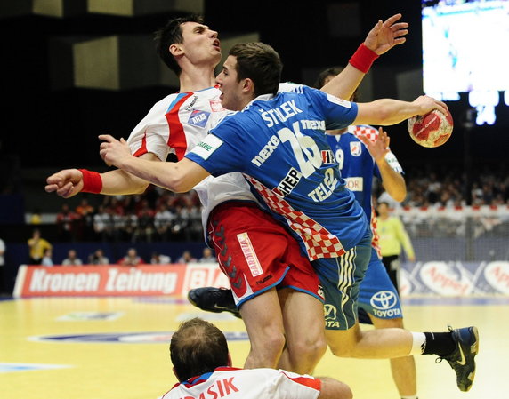 2010-01-30T165757Z_01_MEH12_RTRIDSP_3_HANDBALL-EUROPEAN.jpg