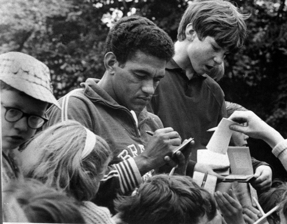 Garrincha podpisuje autografy, 1966 r.