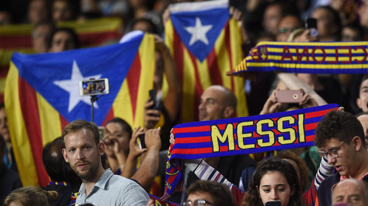 Na trybunach Camp Nou flagi niepodległościowe (senyery) pojawiają się niewiele rzadziej niż flagi czy inne symbole Barçy