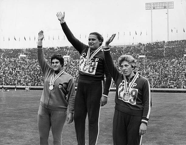 Tamara Press ze złotym medalem podczas IO w Tokio w 1964 roku