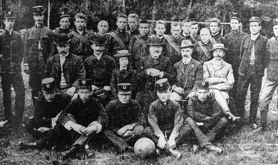 Wizyta Czarnów Lwów (stroje z ukośnym pasem) w Krakowie w 1906 roku. To zdjęcie ma związek z historią dwóch klubów, bo ci drudzy (w mundurkach szkolnych) to tzw. przodownicy, którzy rok później staną się zawodnikami Cracovii. 