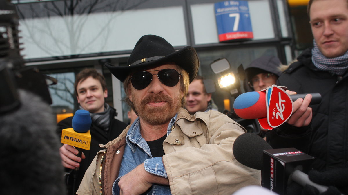 Chuck Norris przed siedzibą PZPN