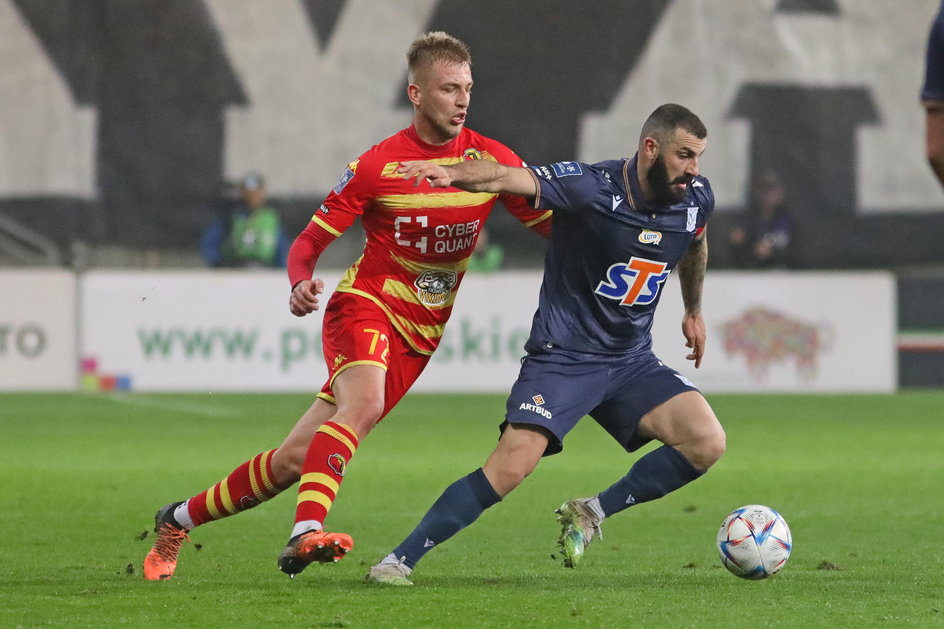 Mateusz Skrzypczak i Mikael Ishak podczas meczu Jagiellonia - Lech (1:2)