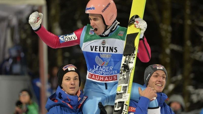 Stefan Kraft na ramionach kolegów z reprezentacji Austrii