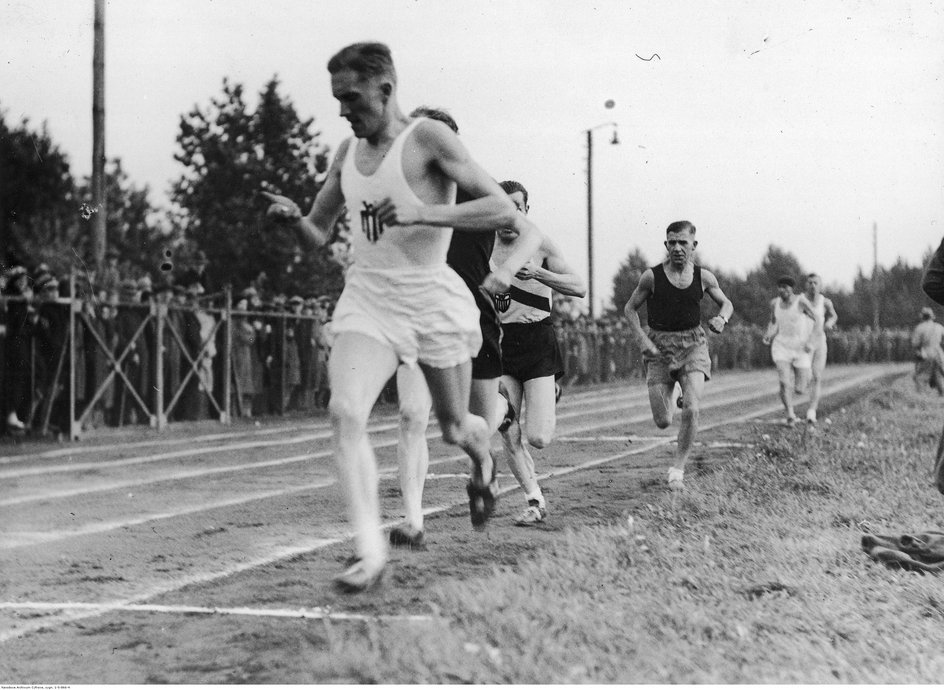 Bieg mężczyzn na 5000 metrów z udziałem fińskiego lekkoatlety Paavo Nurmiego w Królewskiej Hucie. Na przodzie widoczny Stanisław Petkiewicz