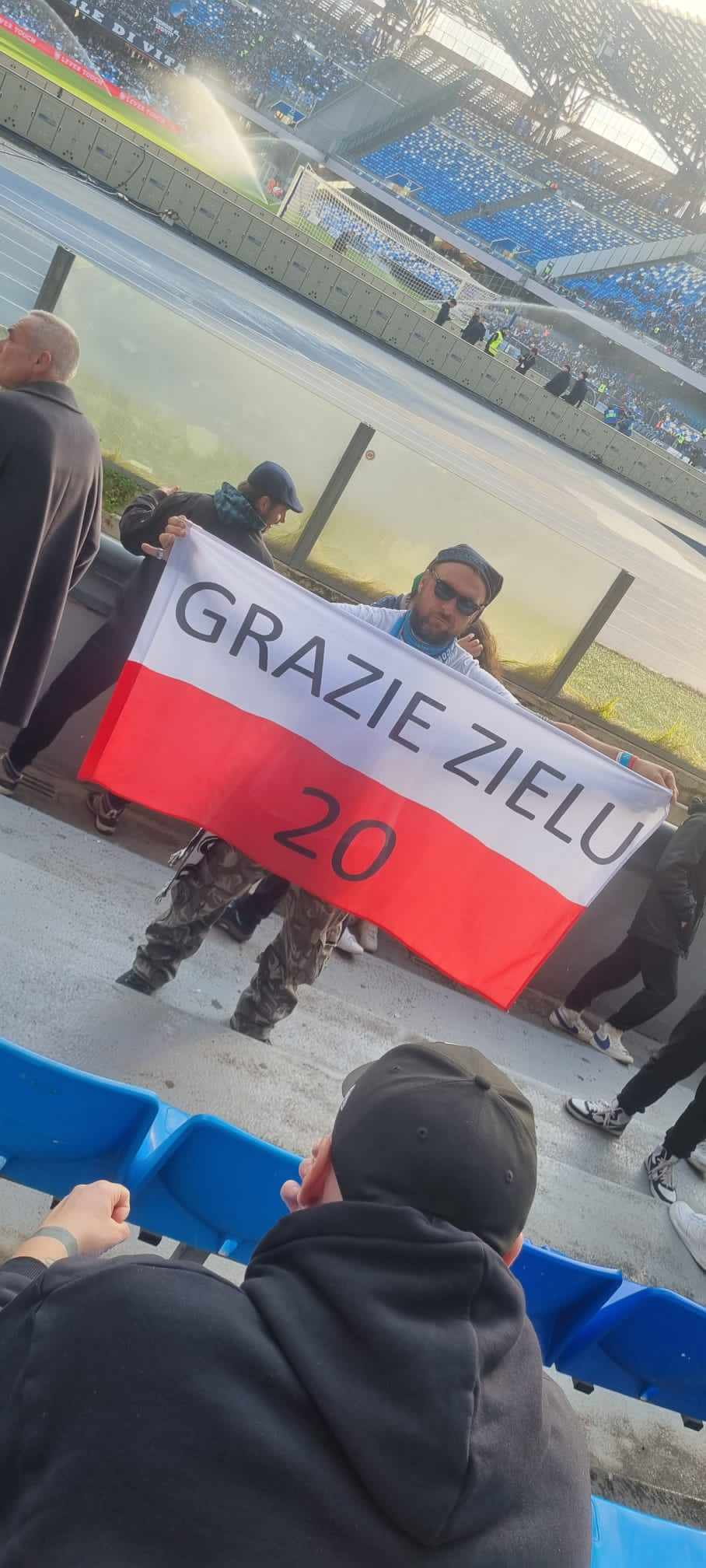 Waldemar z polską flagą i podziękowaniami dla Piotra Zielińskiego