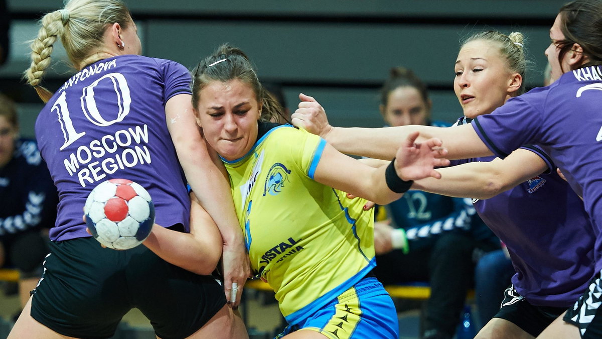 Zawodniczka Vistalu Gdynia Emilia Galińska (C) oraz Irina Antonova (L), Yana Usakova (2P) i Julia Khavronina (P) ze Zvezdy Zvenigorod, podczas meczu rewanżowego Pucharu Zdobywców Pucharów piłkarek ręcznych