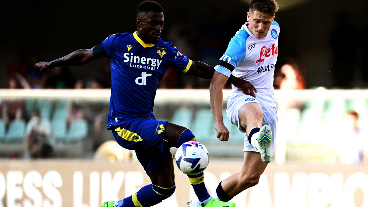 Martin Hongla (Hellas Werona) i Piotr Zieliński (SSC Napoli)