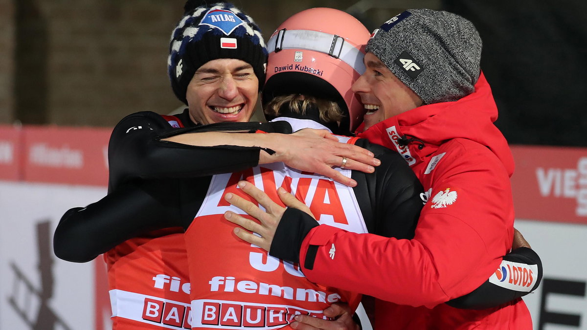 Kamil Stoch i Piotr Żyła gratulują Dawidowi Kubackiemu