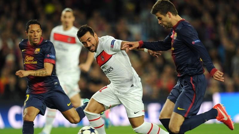 Ezequiel Lavezzi i Gerard Pique w meczu FC Barcelona - Paris Saint-Germian 