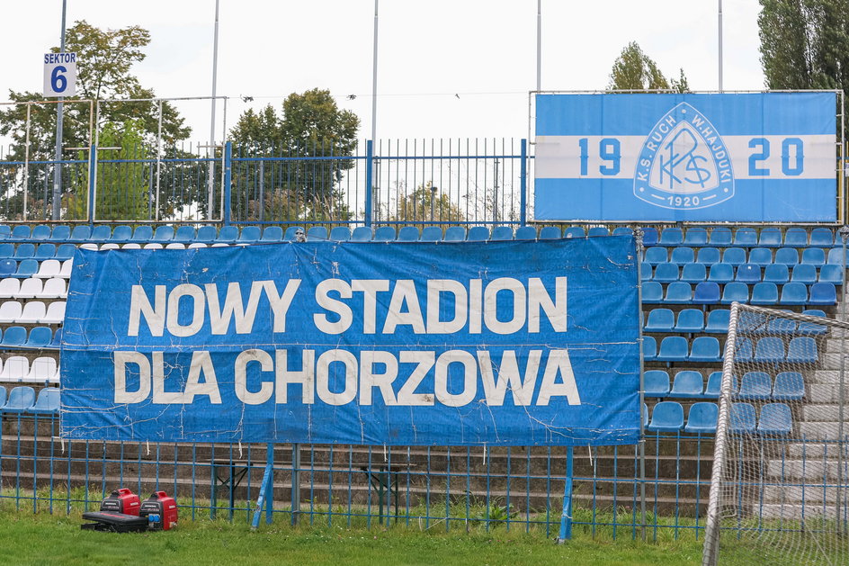 Baner na stadionie Ruchu Chorzów podczas wizyty Mateusza Morawieckiego