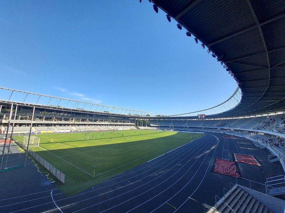 Stadion w Kownie i prawie puste trybuny