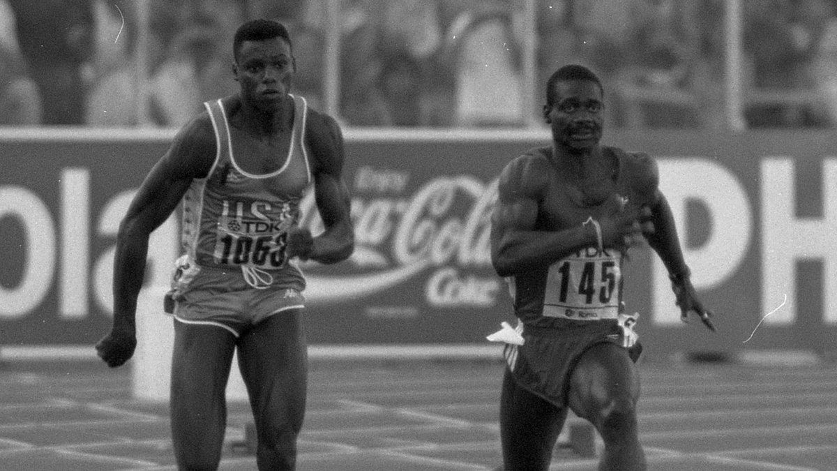 Sprinterski pojedynek Carla Lewisa i Bena Johnsona zelektryzował kibiców na Stadio Olimpico! Po dyskwalifikacji tego drugiego, Lewis ostatecznie zdobył w Rzymie aż trzy złote medale – nie tylko na bieźni, ale i w skoku w dal.