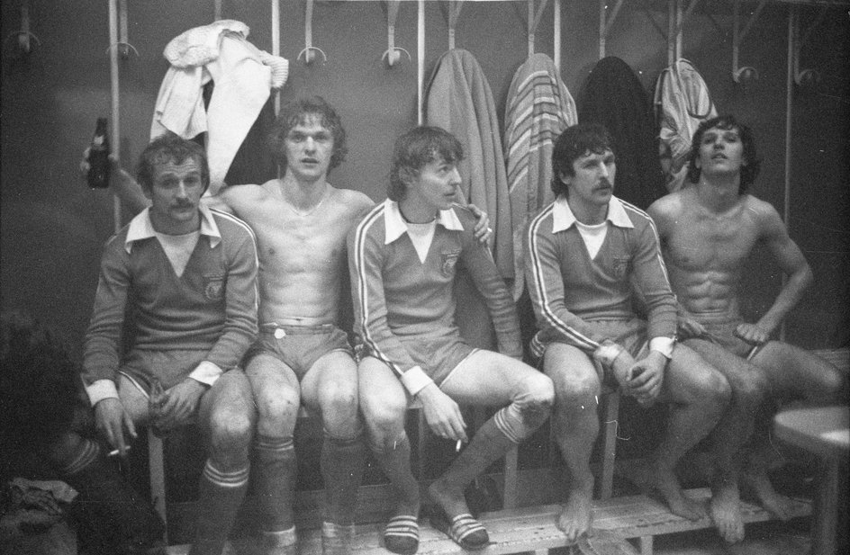 Piłkarze Widzewa Łódź. W środku Zbigniew Boniek.